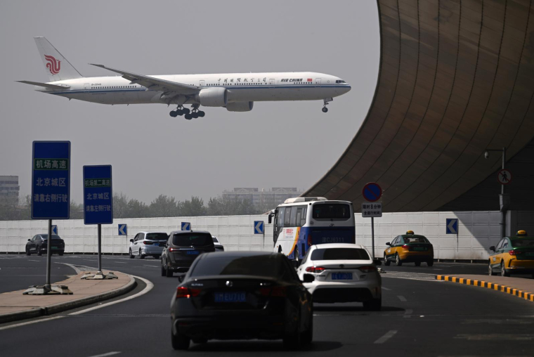 Boeing 777-300 de la compagnie Air China atterrissant à l'aéroport international de Pékin le 10 avril 2025. ( AFP / WANG Zhao )