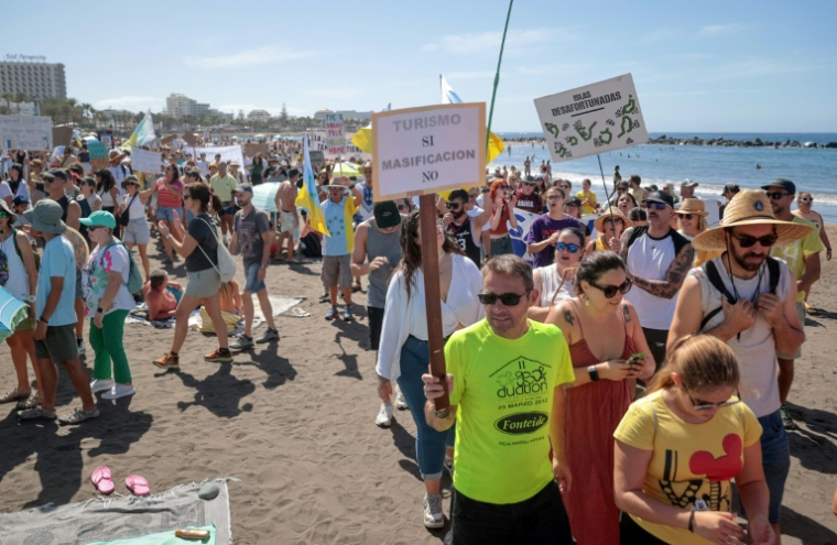 Manifestation sur la plage de Las Americas à Arona contre le tourisme de masse, sur l'île espagnole de Tenerife, aux Canaries, le 20 octobre 2024 ( AFP / DESIREE MARTIN )