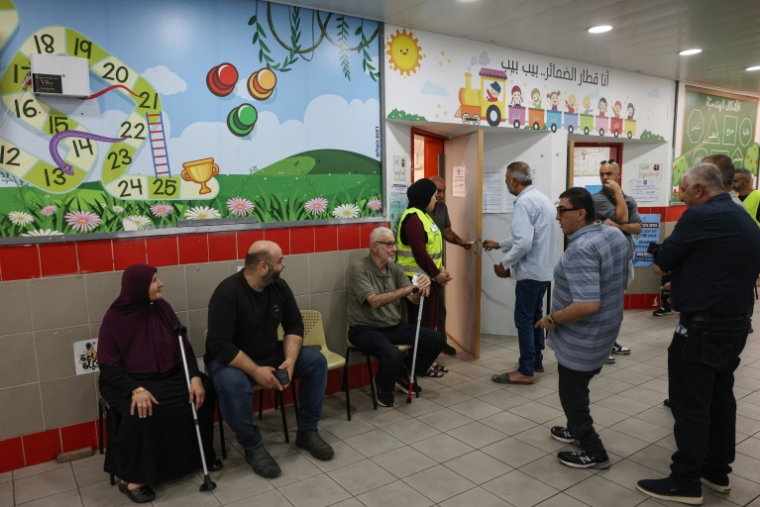 Une file d'attente devant un bureau de vote à Umm al-Fahm en Israël le 27 octobre 2026 ( AFP / AHMAD GHARABLI )