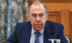 LA RUSSIE SOUHAITE UNE LISTE D'ARMEMENTS INTERDITS EN UKRAINE, DIT LAVROV