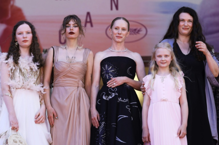 De gauche à droite, les actrices Luzia Oppermann, Greta Kramer, Susanne Wuest, Hanna Heckt et la réalisatrice Mascha Schilinski avant la projection du film "In die Sonne schauen" (Sound of Falling) à Cannes le 14 mai 2025 ( AFP / Sameer AL-DOUMY )