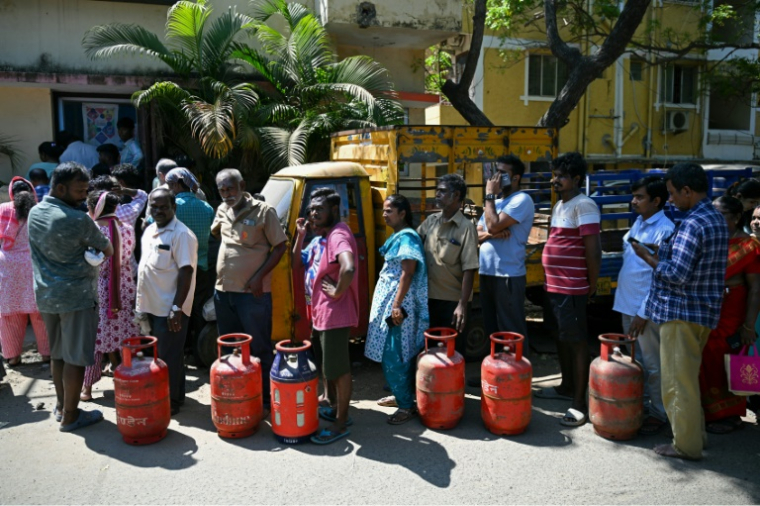 Des personnes font la queue pour acheter des bouteilles de gaz de pétrole liquéfié (GPL) à usage domestique, devant un bureau d'agence de gaz, le 11 mars 2026 à Chennai (Inde) ( AFP / R. Satish BABU )