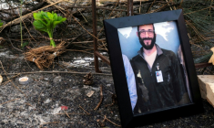 Un portrait photo d'Alex Pretti, 37 ans, a été placé sur un mémorial improvisé dans la zone où il a été abattu plus tôt dans la journée par des agents fédéraux de l’immigration, à Minneapolis, dans le Minnesota, le 24 janvier 2026 ( AFP / ROBERTO SCHMIDT )
