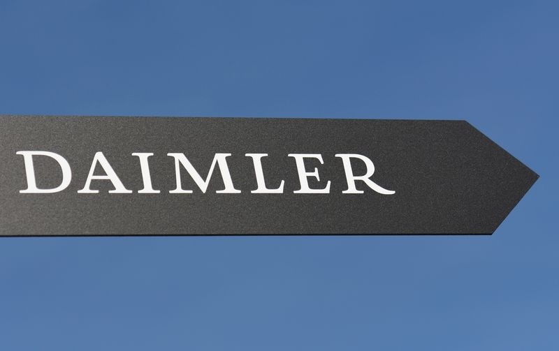 Photo d'archives : L'enseigne de Daimler AG est photographiée lors du salon du camion IAA à Hanovre