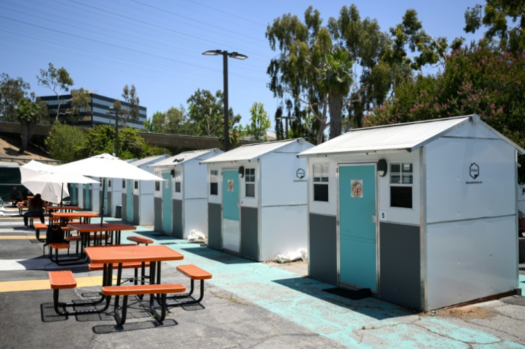 Des micro-maisons en plastique construites pour héberger les sans-abris de Los Angeles, au sein d'une structure gérée par l'association Hope The Mission, le 1er juin 2026 ( AFP / Patrick T. Fallon )