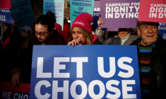 Des militants pour l'aide à mourir manifestent devant le palais de Westminster à Londres, le 29 novembre 2024 ( AFP / BENJAMIN CREMEL )