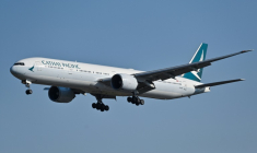 Un Boeing 777-300ER de Cathay Pacific à l'approche de l'aéroport international de Pékin, le 22 octobre 2024 ( AFP / ADEK BERRY )