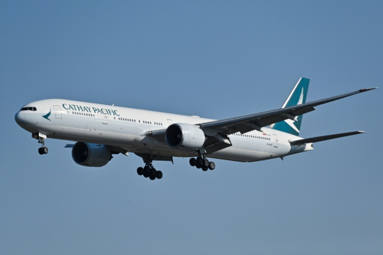 Un Boeing 777-300ER de Cathay Pacific à l'approche de l'aéroport international de Pékin, le 22 octobre 2024 ( AFP / ADEK BERRY )