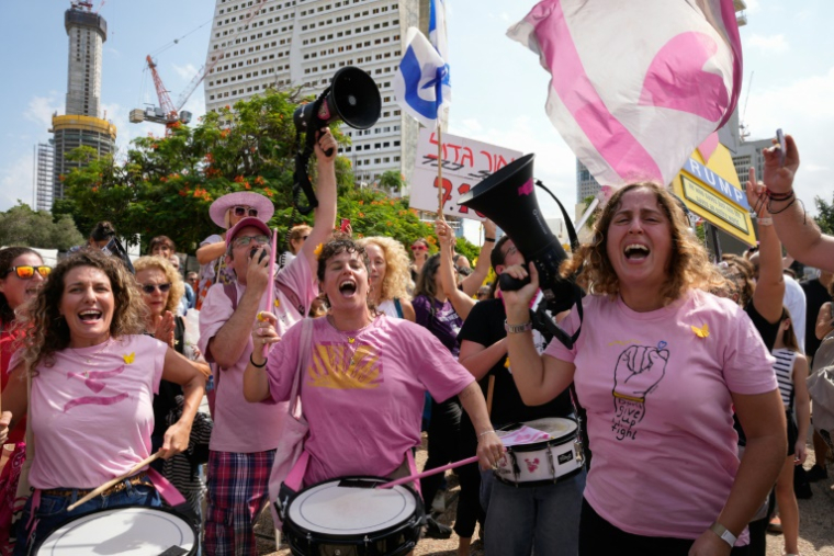 Célébrations sur la place des otages à Tel-Aviv le 9 octobre, après l'annonce d'un accord entre Israël et le Hamas ( AFP / MAYA LEVIN )