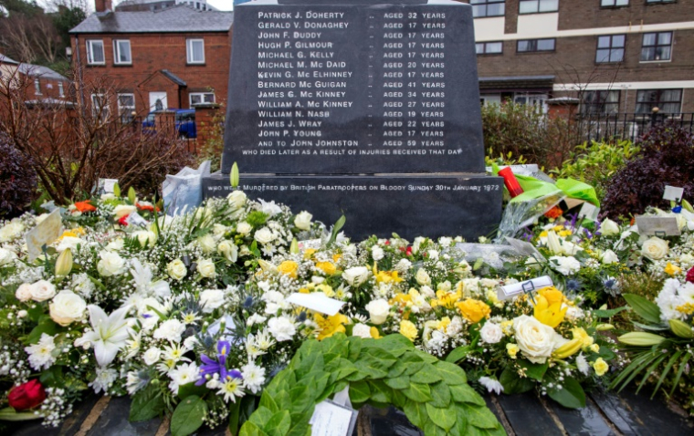 Des gerbes de fleurs devant le monument aux victimes du "Bloody Sunday", à Derry, le 30 janvier 2022, à l'occasion du 50e anniversaire de ce "dimanche sanglant" ( AFP / Paul FAITH )