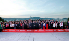 Le Premier ministre espagnol Pedro Sánchez (C) pose avec des dirigeants internationaux de gauche réunis à Barcelone pour "protéger et renforcer" la démocratie, le 18 avril 2026 à Barcelone ( AFP / Oscar DEL POZO )