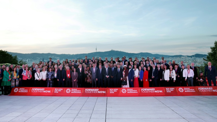 Le Premier ministre espagnol Pedro Sánchez (C) pose avec des dirigeants internationaux de gauche réunis à Barcelone pour "protéger et renforcer" la démocratie, le 18 avril 2026 à Barcelone ( AFP / Oscar DEL POZO )