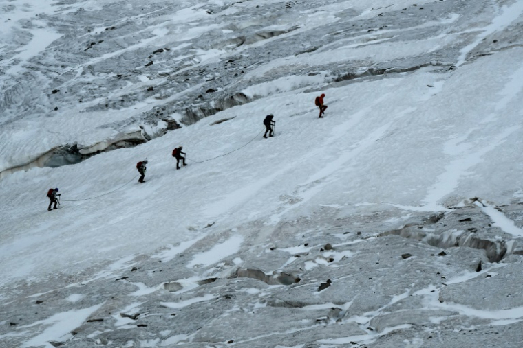 Des randonneurs sur le glacier de la Selle dans le massif des Ecrins à Saint-Christophe-en-Oisans, en Isère, le 9 juillet 2025  ( AFP / JEFF PACHOUD )
