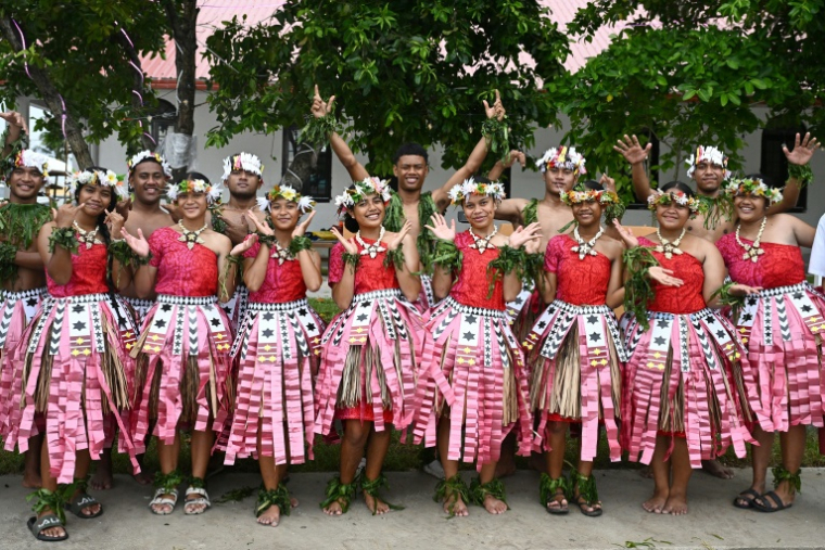 Des étudiants accueillent les dirigeants participant à la conférence préparatoire Pacific Pre-COP31 à Funafuti, le 6 octobre 2026 aux Tuvalu ( POOL / Saeed KHAN )