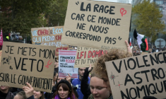 Manifestants réunis à Paris, le 24 octobre 2026 ( AFP / DAMIEN MEYER )