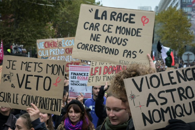Manifestants réunis à Paris, le 24 octobre 2026 ( AFP / DAMIEN MEYER )