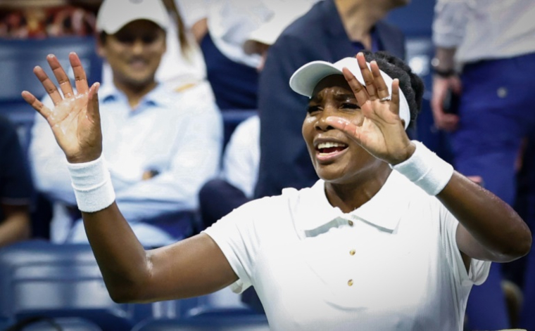 Venus Williams face à Karolina Muchova au premier tour de l'US Open, le 25 août 2025 à New York ( AFP / Kena Betancur )