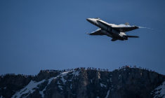 Un F18 de l'armée de l'air suisse, en octobre 2022 ( AFP / FABRICE COFFRINI )