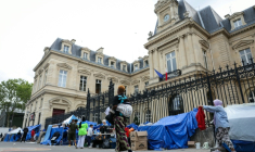 Un camp de fortune de migrants installé devant la mairie de Paris centre, le 21 août 2026 ( AFP / Thomas SAMSON )
