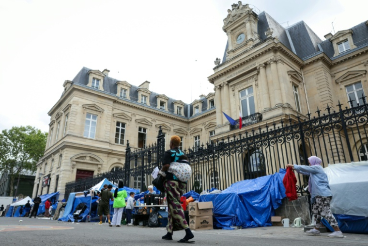 Un camp de fortune de migrants installé devant la mairie de Paris centre, le 21 août 2026 ( AFP / Thomas SAMSON )