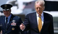 Le président américain Donald Trump sur le point d'embarquer à bord d'Air Force One à la base aérienne d'Andrews, dans le Maryland, le 12 mai 2026, pour une visite d'État de trois jours en Chine ( AFP / Brendan SMIALOWSKI )