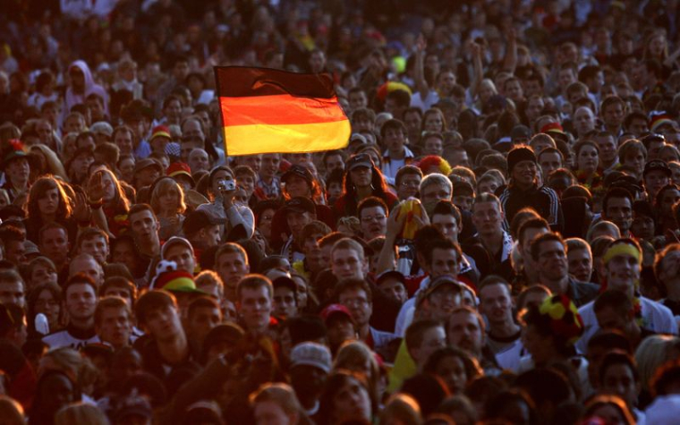Des fans de footbal lors d'un visionnage public du quart de finale de l'Euro 2008 entre l'Allemagne et le Portugal à Hambourg