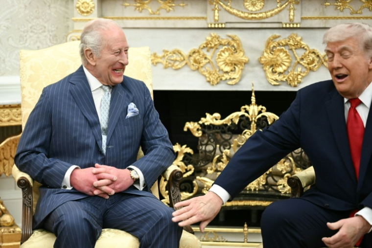Le président américain Donald Trump et le roi Charles III dans le Bureau ovale de la Maison Blanche, le 28 avril 2026 à Washington ( AFP / Brendan SMIALOWSKI )