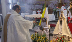 Messe en mémoire du pape François, le 21 avril 2025 en l'église de la Sainte-Famille dans la ville de Gaza ( AFP / Omar AL-QATTAA )
