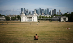 Des personnes profitent du soleil et des températures chaudes à Greenwich Park, à Londres, le 22 juin 2025 ( AFP / HENRY NICHOLLS )