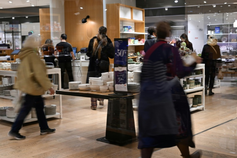 Des clients dans un rayon du BHV pendant les soldes d'hiver, le 8 janvier 2025 à Paris ( AFP / Anna KURTH )