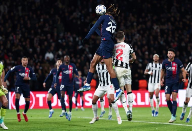 Bradley Barcola et le PSG vontre retrouver Newcastle au Parc des Princes après l'avoir affronté le 28 novembre 2023   ( AFP / FRANCK FIFE )