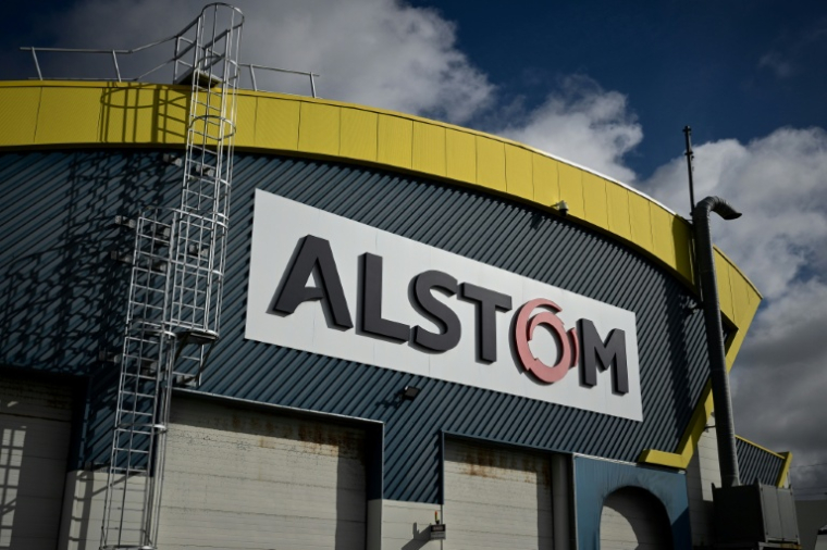 Le logo Alstom, photographié sur l'usine du constructeur ferroviaire à La Rochelle, le 17 avril 2026 ( AFP / Philippe LOPEZ )