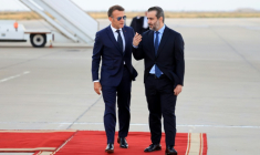 Le président français Emmanuel Macron (g) est accueilli par le ministre syrien des Affaires étrangères Assaad al-Chaibani (d) à son arrivée à l'aéroport international de Damas, pour une visite d'État, le 6 juillet 2026 en Syrie ( AFP / Ludovic MARIN )