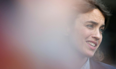 Adèle Haenel à sa sortie de l'audience après l'arrêt de la cour d'appel condamnant le réalisateur Christophe Ruggia, au palais de justice de Paris le 17 avril 2026 ( AFP / Anne-Christine POUJOULAT )