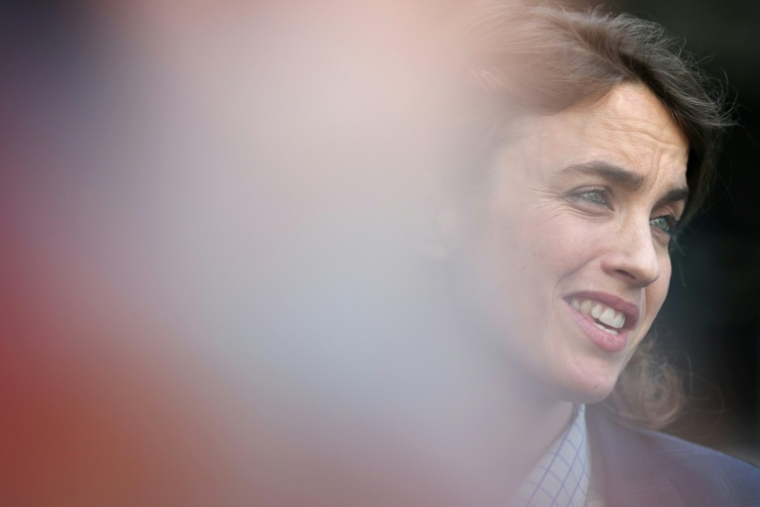 Adèle Haenel à sa sortie de l'audience après l'arrêt de la cour d'appel condamnant le réalisateur Christophe Ruggia, au palais de justice de Paris le 17 avril 2026 ( AFP / Anne-Christine POUJOULAT )