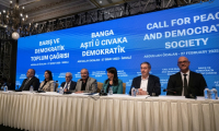 Une délégation du parti prokurde DEM tient une conférence de presse, le 27 février 2025 à Istanbul ( AFP / Ozan KOSE )