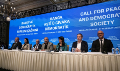 Les membres de la délégation du parti Égalité et Démocratie (DEM) lors d'une conférence de presse à Istanbul, le 27 février 2025, après l'appel d'Abdullah Öcalan à son groupe militant kurde à déposer les armes et à se dissoudre ( AFP / Ozan KOSE )