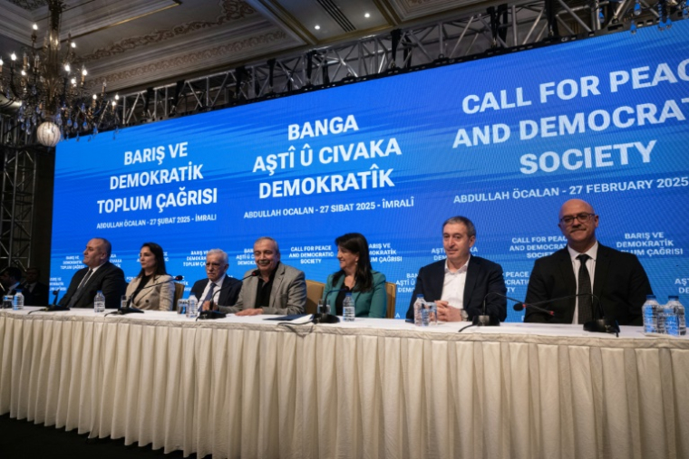 Les membres de la délégation du parti Égalité et Démocratie (DEM) lors d'une conférence de presse à Istanbul, le 27 février 2025, après l'appel d'Abdullah Öcalan à son groupe militant kurde à déposer les armes et à se dissoudre ( AFP / Ozan KOSE )