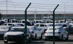 Des voitures du groupe Volkswagen attendent d'être exportées vers les États-Unis depuis le port maritime d'Emden