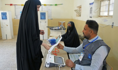 Une électrice vote dans le district de Najaf, le 11 novembre 2025, lors des élections législatives en Irak ( AFP / Qassem al-KAABI )
