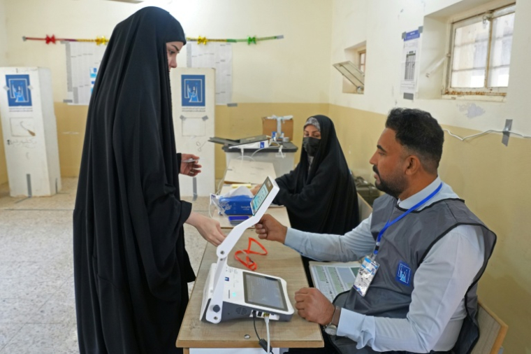 Une électrice vote dans le district de Najaf, le 11 novembre 2025, lors des élections législatives en Irak ( AFP / Qassem al-KAABI )