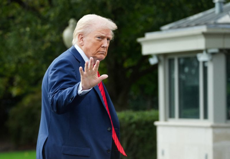 Le président américain Trump revient à la Maison Blanche après son examen médical annuel