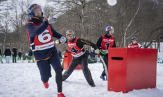 Des joueurs lancent des boules de neige lors d'une partie de "yukigassen" à Sobetsu, sur l'île septentrionale japonaise d'Hokkaido, le 21 février 2026 ( AFP / Yuichi YAMAZAKI )
