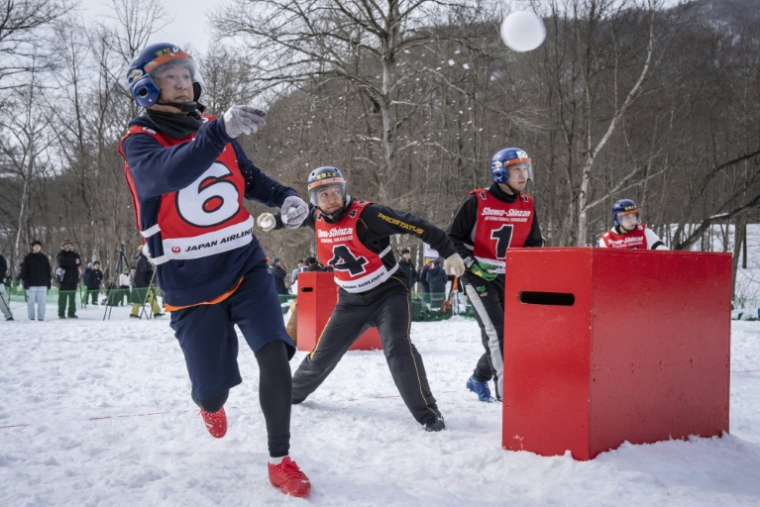Des joueurs lancent des boules de neige lors d'une partie de "yukigassen" à Sobetsu, sur l'île septentrionale japonaise d'Hokkaido, le 21 février 2026 ( AFP / Yuichi YAMAZAKI )
