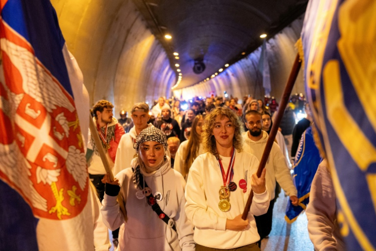 De nombreux manifestants étudiants arrivent à Novi Sad en provenance de Novi Pazar, le 31 octobre 2025, pour y rendre hommage aux victimes de l'accident survenu dans la gare de cette ville du nord de la Serbie un an plus tôt ( AFP / UROS ARSIC )