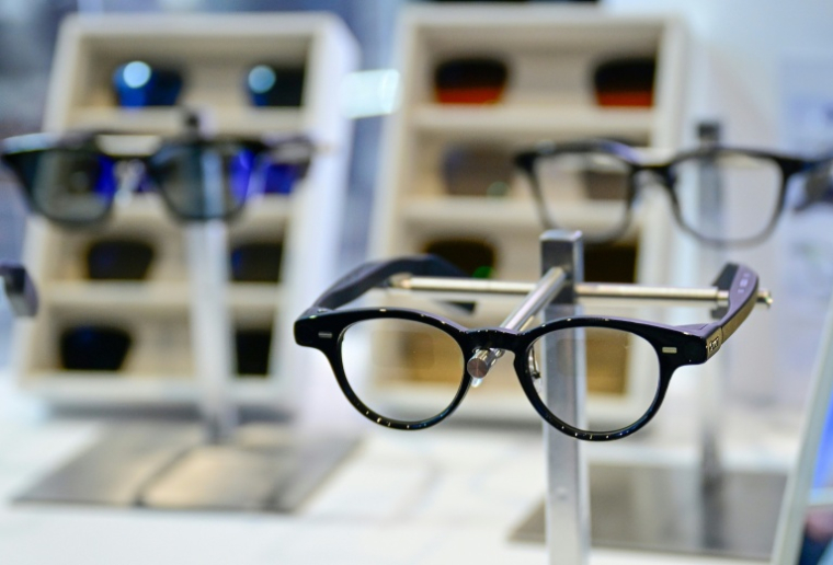 Des lunettes connectées avec IA à Berlin le 4 septembre 2026 ( AFP / Tobias SCHWARZ )