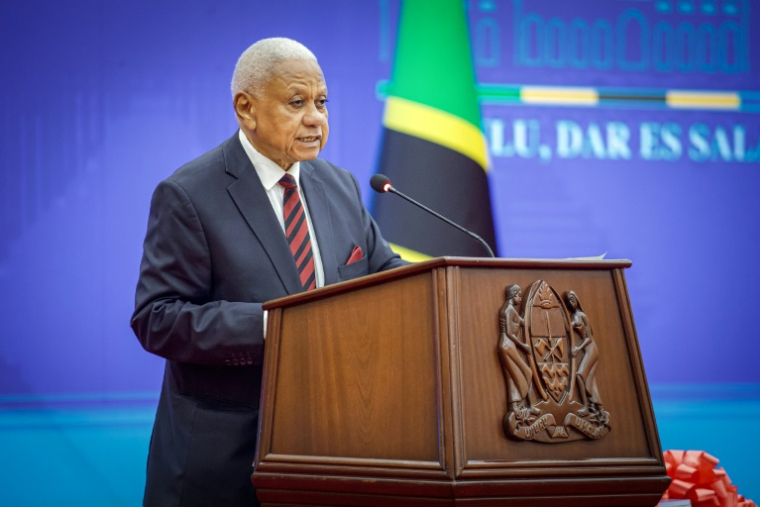 Mohamed Chande Othman, ancien président de la Cour suprême et président de la commission d'enquête mise en place par le gouvernement tanzanien, présente les conclusions de l'enquête sur les troubles survenus lors des élections, le 23 avril 2026 à Dar es Salaam ( AFP / Ericky Boniphace )