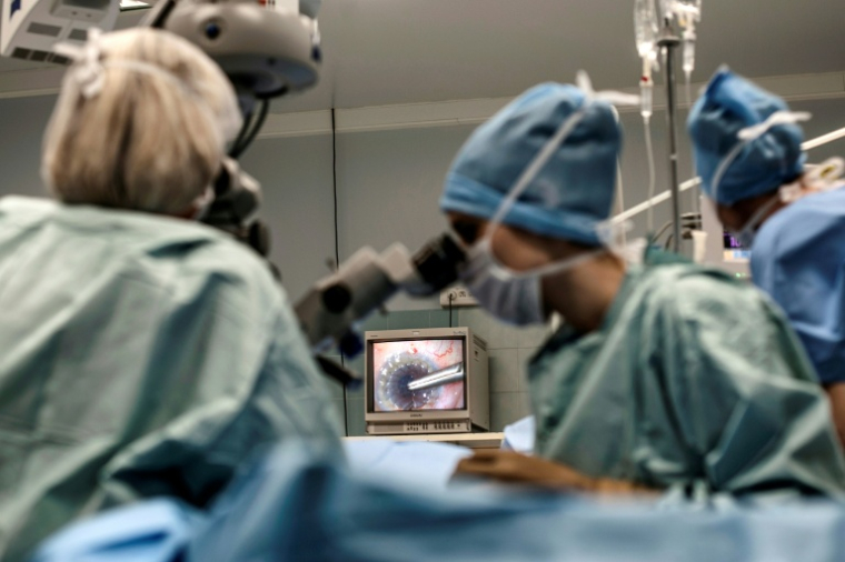 Un chirurgien réalise une greffe de cornée à l'hôpital Édouard Herriot de Lyon, le 2 avril 2012  ( AFP / JEFF PACHOUD )