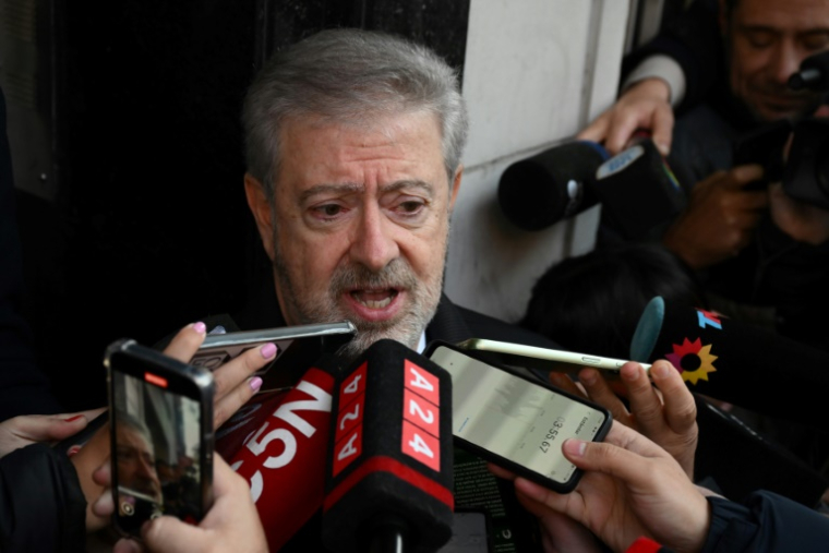 L'avocat de l'ancienne présidente argentine Cristina Kirchner fait une déclaration à la presse, le 11 juin 2025 à Buenos Aires ( AFP / Luis ROBAYO )