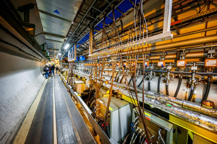 Des lignes de faisceau dans un tunnel du Grand collisionneur de hadrons (LHC) de l'Organisation européenne pour la recherche nucléaire (Cern), lors de travaux de maintenance, le 6 février 2020 à Echenevex, en France, près de Genève ( AFP / VALENTIN FLAURAUD )